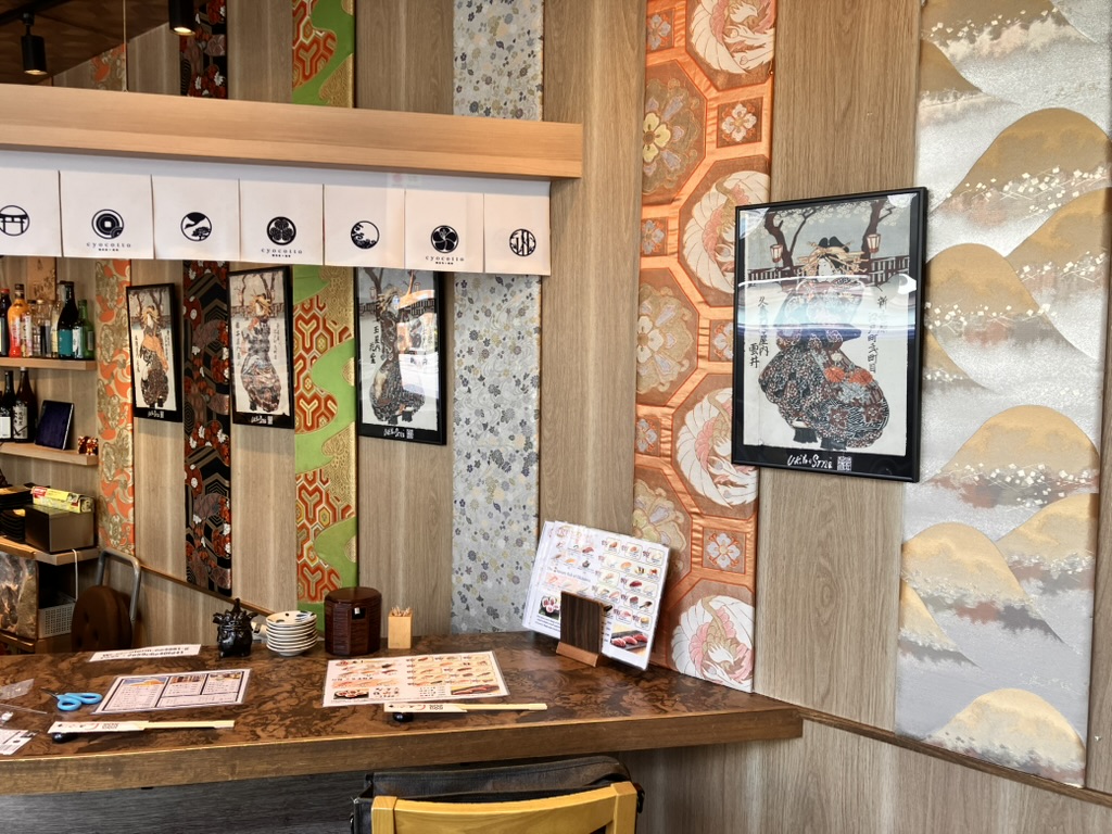 【展示報告】「ちょこっと寿し 桜坂店」にUKiYo-E-STYLEの浮世絵アート商品が登場!