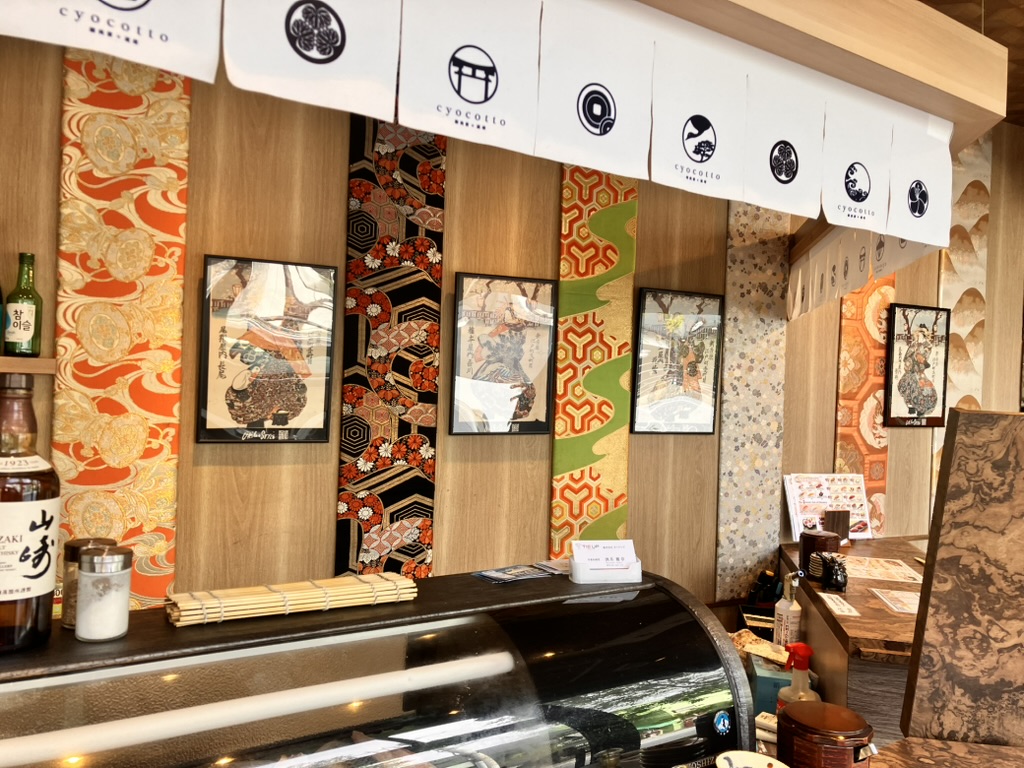 【展示報告】「ちょこっと寿し 桜坂店」にUKiYo-E-STYLEの浮世絵アート商品が登場!